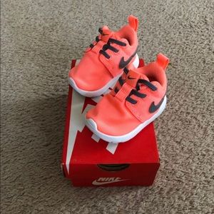 Infant Nike roshe runs
